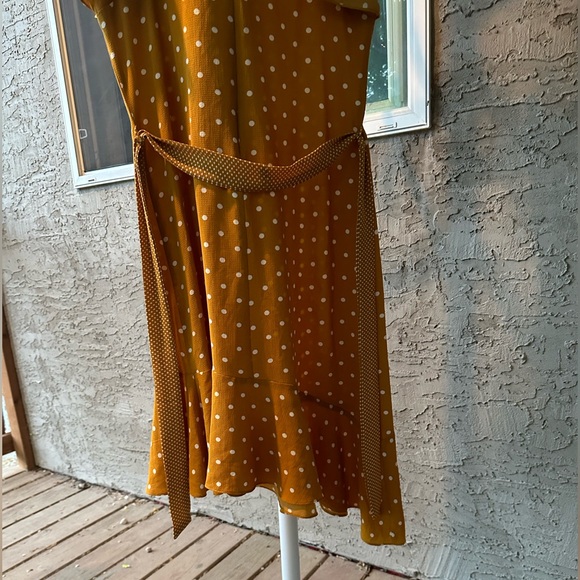 Beautiful yellow and white dress from DeVia Collection, size is medium - Picture 7 of 7